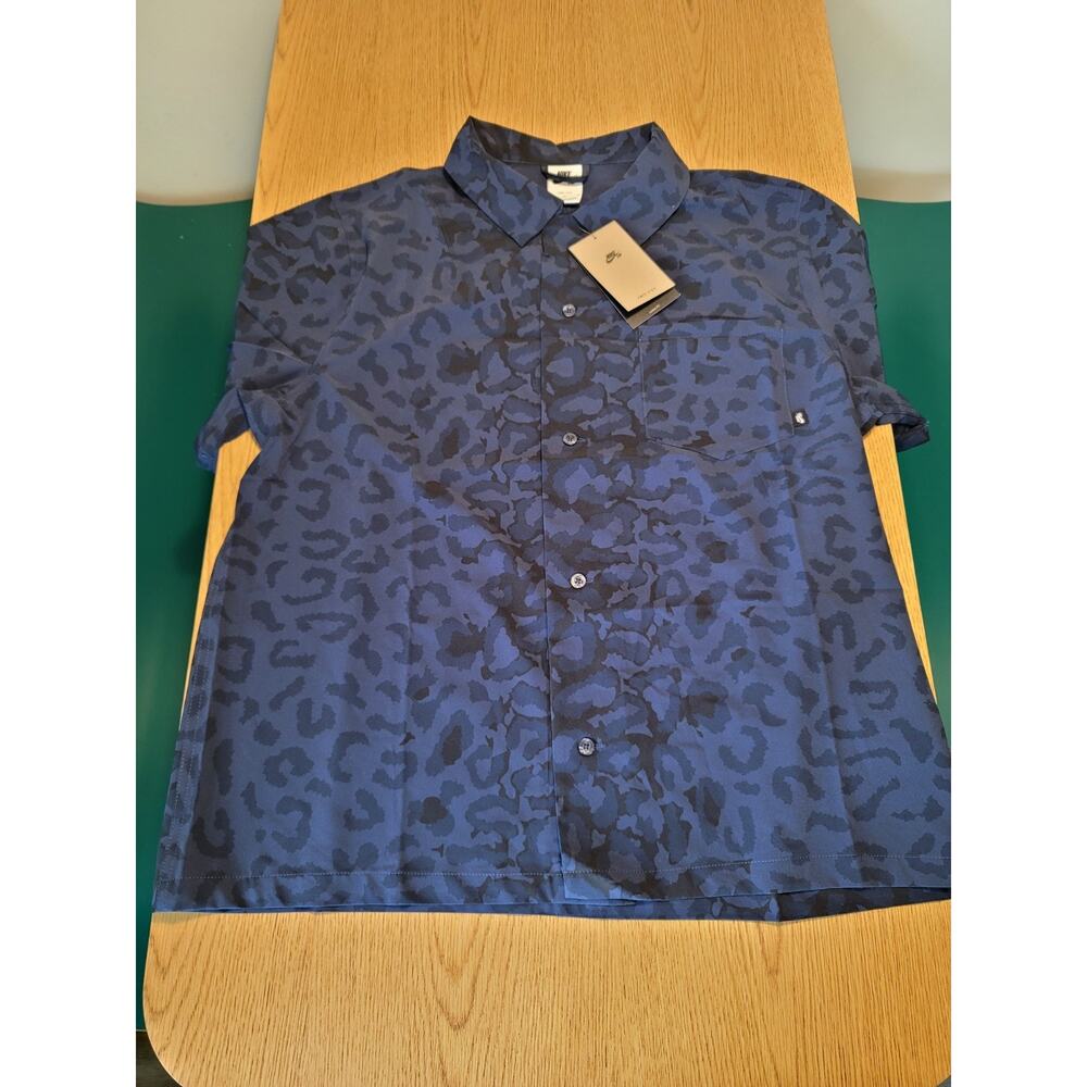 Nike SB Bowler Short-Sleeve Button Up Skate Shirt Blue Cheetah Print Size M New